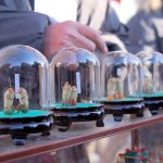 Figuren aus Weidenkätzchen und Insektenbeinen