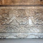 Der Fuß einer Steinstele