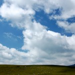 Grüne Ebenen, hoher Himmel