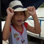 Kleines Mädchen auf der Bootsfahrt